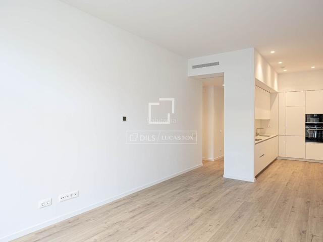 Piso en venta en Barcelona, Sagrada Família. En venta piso de obra nueva en lEixample Derecho Barcelona, con tres dormitorios y terraza. Pisos.