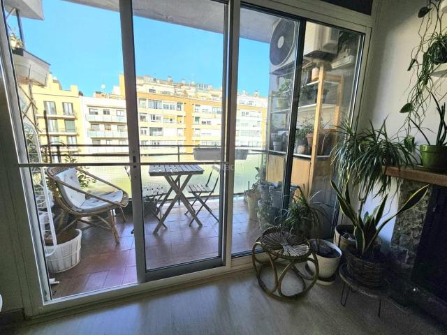 Piso en venta en Barcelona, Sagrada Família. Elegancia y calma junto al Parc de les Glòries Un refugio urbano con amplio balcón y posibilidad de parking eléctrico. Pisos.
