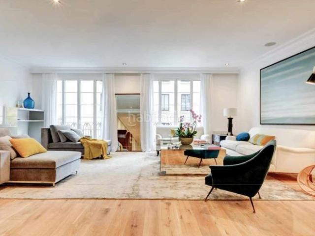 Piso en venta en Barcelona, Sagrada Família. Exclusiva finca regia en Eixample con gran terraza privada en L'Antiga Esquerra de l'Eixample, Barcelona. Pisos.