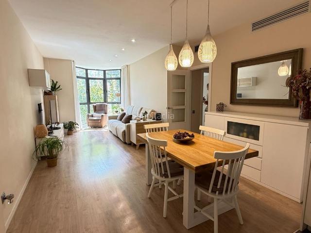 Piso en venta en Barcelona, Sagrada Família. FINCA DE OBRA NUEVA DEL AÑO 2000 CON PARKING Y TRASTERO. Pisos.