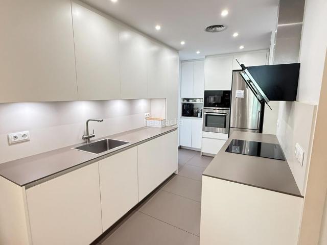 Piso en venta en Barcelona, Sagrada Família. FINCA DE OBRA NUEVA DEL AÑO 2000 CON PARKING Y TRASTERO. Pisos.