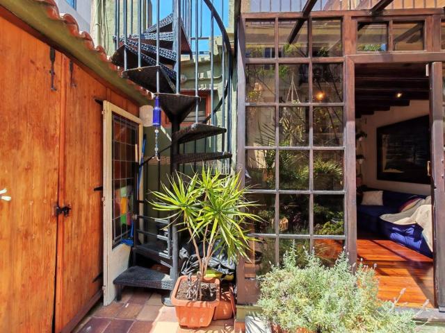 Piso en venta en Barcelona, Sagrada Família. Joya modernista Ático con elementos originales y 91m2 de terraza en Eixample. Pisos.