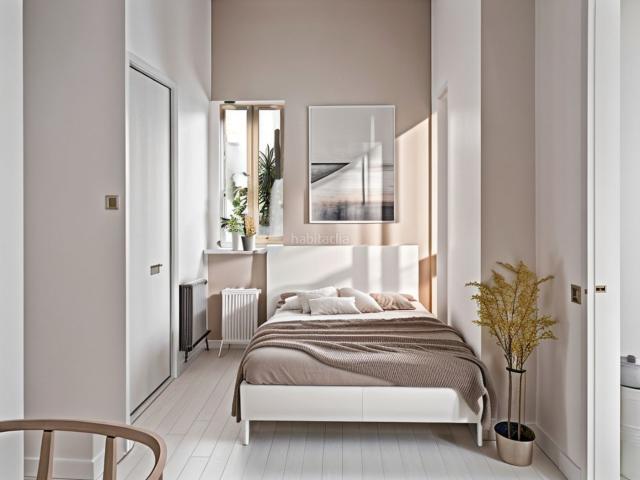 Piso en venta en Barcelona, Sagrada Família. Oportunidad única en el Eixample de Barcelona Bajo con terraza privada y techos altos. Pisos.