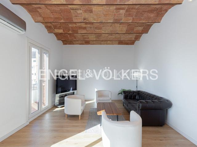 Piso en venta en Barcelona, Sagrada Família. Luminoso apartamento en planta alta en el Eixample. Pisos.