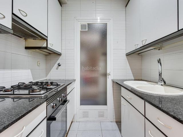 Piso en venta en Barcelona, Sagrada Família. PISO ALTO CON LUZ NATURAL EN SAGRADA FAMILIA CALLE MARINA CON INDUSTRIA. Pisos.
