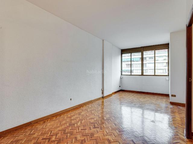 Piso en venta en Barcelona, Sagrada Família. PISO ALTO CON LUZ NATURAL EN SAGRADA FAMILIA CALLE MARINA CON INDUSTRIA. Pisos.