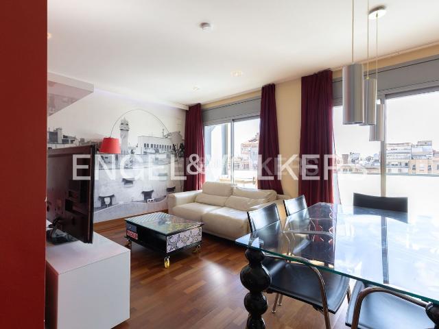 Piso en venta en Barcelona, Sagrada Família. Piso alto y luminoso con balcón grande en Eixample. Pisos.
