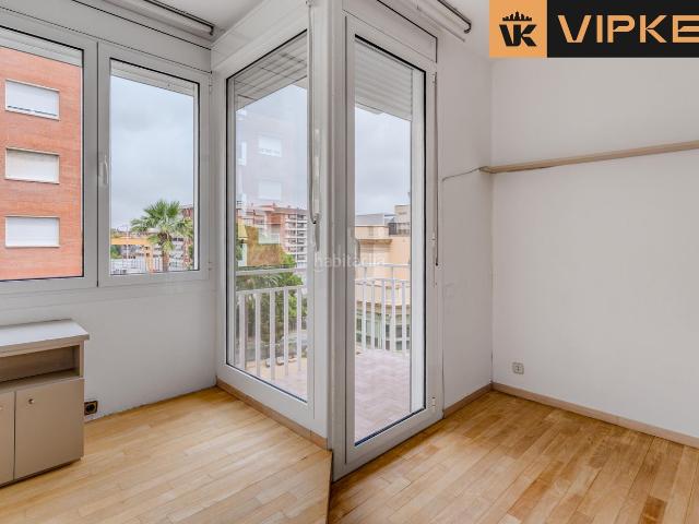 Piso en venta en Barcelona, Sarrià. AMPLIO PISO DE 98 m² CON POSIBILIDAD DE 3 HABITACIONES, PARKING INCLUIDO Y BALCÓN EN SARRIÀ SANT GERVASI. Pisos.