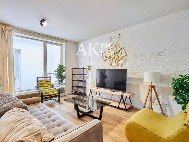 Piso en venta en Barcelona, St. Pere Sta. Caterina El Born. Amplia vivienda reformada con terraza privada en primera planta El Born, Barcelona. Pisos.