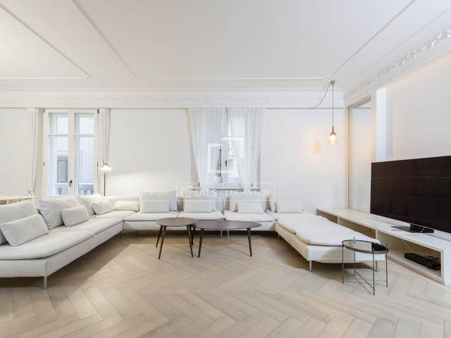 Piso en venta en Barcelona, St. Pere Sta. Caterina El Born. En venta piso de cuatro dormitorios en excelentes condiciones con terraza de 63m en El Born. Pisos.