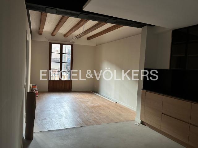 Piso en venta en Barcelona, St. Pere Sta. Caterina El Born. Luminos apartamento renovado en finca regia en el Borne. Pisos.