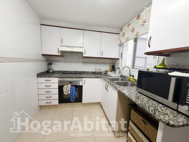 Piso en venta en Benaguasil. MUY AMPLIO CON GARAJE Y TRASTERO CERCA DEL METRO. Pisos.