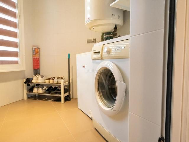 Piso en venta en Benahavís, Benahavís pueblo. Moderno apartamento de 2 dormitorios y 2 baños en la codiciada urbanización Los Robles de Los Arqueros. Disfruta de una amplia ter. Pisos.