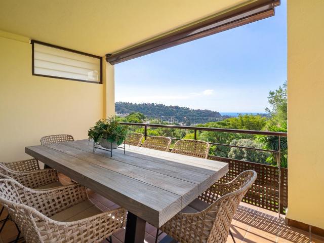 Piso en venta en Benahavís, Los Arqueros Puerto del Almendro. Descubre este luminoso y elegante apartamento de 3 dormitorios y 2 baños, ubicado en la codiciada comunidad de Los Pinos, dentro d.