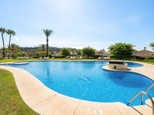 Piso en venta en Benahavís, Los Arqueros Puerto del Almendro. Descubre este luminoso y elegante apartamento en planta baja de 3 dormitorios y 2 baños, ubicado en la codiciada comunidad de Los.