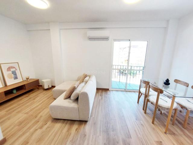 Piso en venta en Benalmádena, Arroyo de la Miel. Magnífico piso reformado con ascensor, terraza, parking y piscina comunitaria. Pisos.