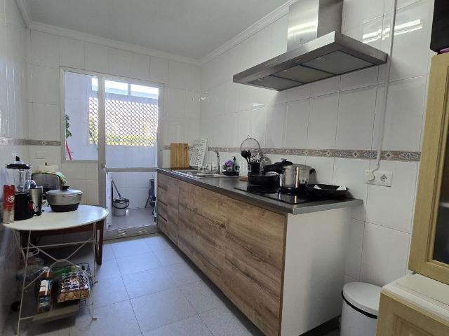 Piso en venta en Benalmádena, Arroyo de la Miel. Piso de 4 habitaciones y terraza, a reformar, ubicado en pleno centro de Arroyo de la Miel. Pisos.