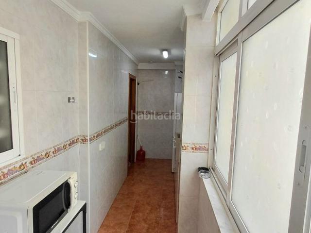 Piso en venta en Benalmádena, Arroyo de la Miel. Piso en urbanización con piscina y jardines, en el centro de Arroyo de La Miel, 2 dormitorios y amueblado. Pisos.