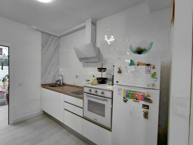 Piso en venta en Benalmádena, Arroyo de la Miel. Planta baja de una casita, reformada con terraza y céntrica. Pisos.