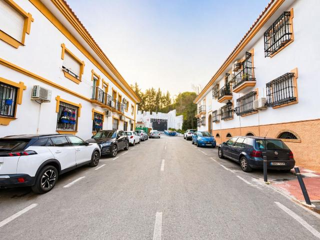 Piso en venta en Benalmádena, Centro. Piso en Benalmadena Pueblo con bonitas vistas al mar, terraza compartida con solo 4 vecinos, garaje y trastero. Pisos.