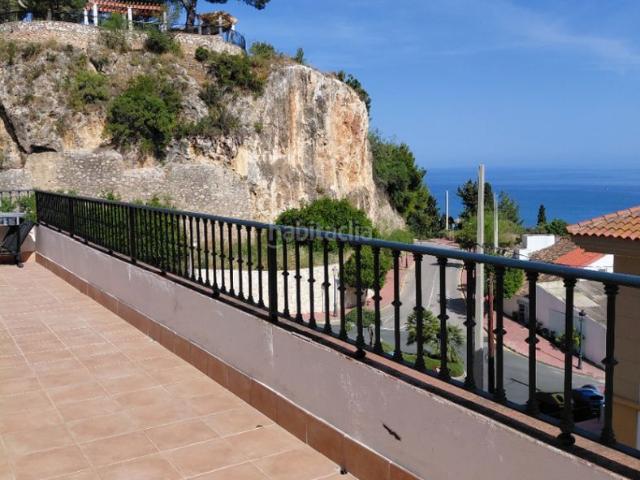 Piso en venta en Benalmádena, Centro. Piso en Benalmadena Pueblo con bonitas vistas al mar, terraza compartida con solo 4 vecinos, garaje y trastero. Pisos.