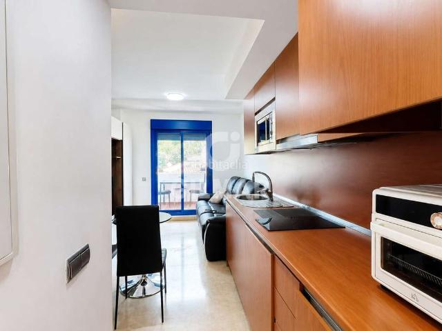 Piso en venta en Benalmádena, Cortijo Torrequebrada. En el corazón de Benalmádena Costa, a tan solo pasos del mar, se encuentra esta luminosa vivienda en altura, una joya que combina. Pisos.