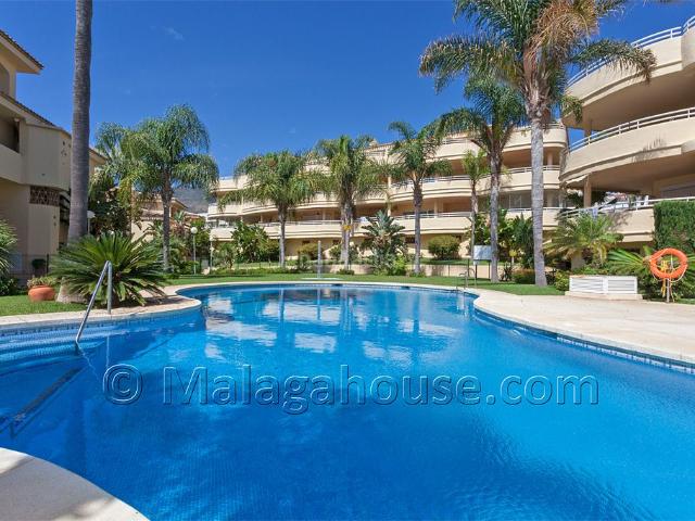 Piso en venta en Benalmádena, Hacienda Torrequebrada. Exclusiva vivienda en primera línea de playa con amplia terraza y vistas al mar en Benalmádena Costa. Pisos.