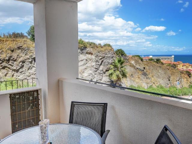 Piso en venta en Benalmádena, Hacienda Torrequebrada. Spacious 2Bedroom Apartment with Sea Views Central Location by Beach. Pisos.