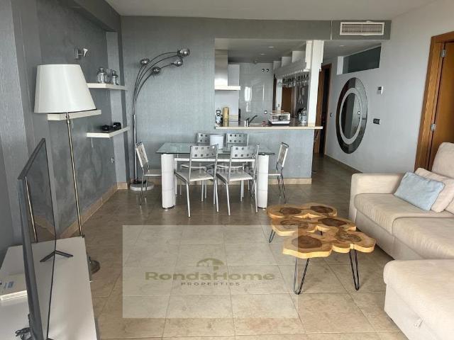Piso en venta en Benalmádena, La Capellanía El Higuerón. Exclusivo apartamento con vistas panorámicas en El Higuerón Elegancia, confort y una ubicación privilegiada. Pisos.