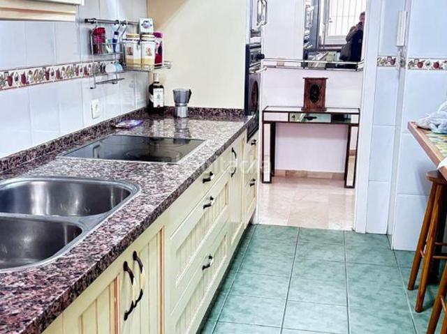 Piso en venta en Benalmádena, Parque de la Paloma. Estupendo piso en planta baja muy céntrico, de 3 dormitorios con jardines, piscina y aparcamiento. Pisos.