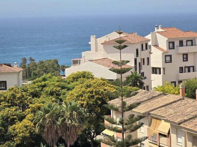 Piso en venta en Benalmádena, Zona Centro Comercial Torrequebrada. Ático Dúplex Reformado, Amueblado y con Vistas Laterales al Mar en Golf Beach. Pisos.