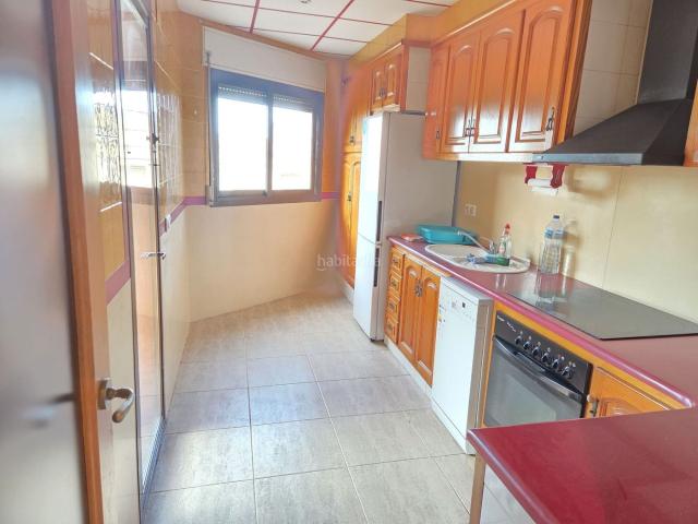 Piso en venta en Benicarló, Pueblo. Piso muy amplio en zona muy tranquila. Cuenta con salón, cocina independiente, tres dormitorios, dos baños y terraza. Pisos.