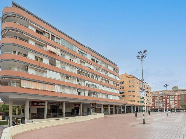 Piso en venta en Benidorm, Colonia Madrid. Piso de 3 dormitorios y 2 baños, con garaje, en edificio reciente, a un paso del centro. Pisos.