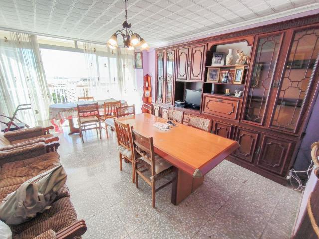 Piso en venta en Benidorm, Juzgados Plaza de Toros. Amplio piso con 4 dormitorios y vistas al mar cerca de Centro y playas de Benidorm. Pisos.