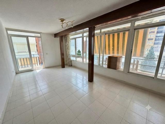 Piso en venta en Benidorm, Juzgados Plaza de Toros. Amplio Piso en Benidorm, Ideal para Reformar y a Pasos de la Playa. Pisos.
