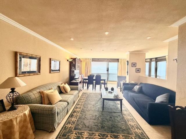 Piso en venta en Benidorm, Playa Levante. Amplio piso esquinero de 2 dorm. en primera línea de Playa de Levante. Pisos.