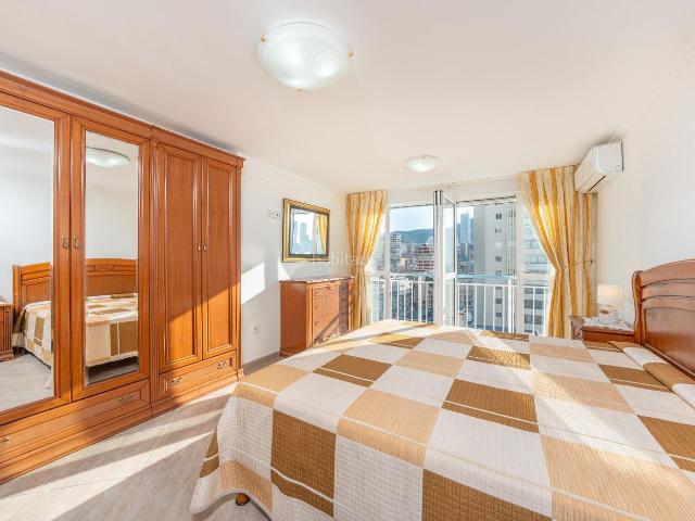 Piso en venta en Benidorm, Playa Levante. Espectacular propiedad con 29 ventanas al mar en 1ª línea de Benidorm. Pisos.