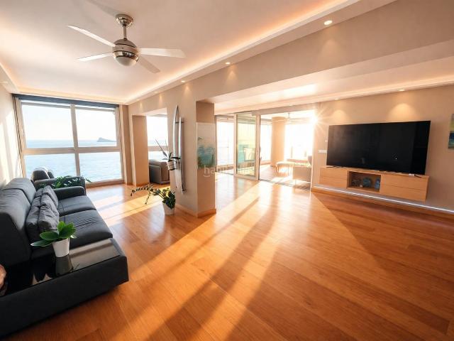 Piso en venta en Benidorm, Playa Levante. Exclusivo apartamento de lujo en primera línea de mar Vistas panorámicas únicas. Pisos.