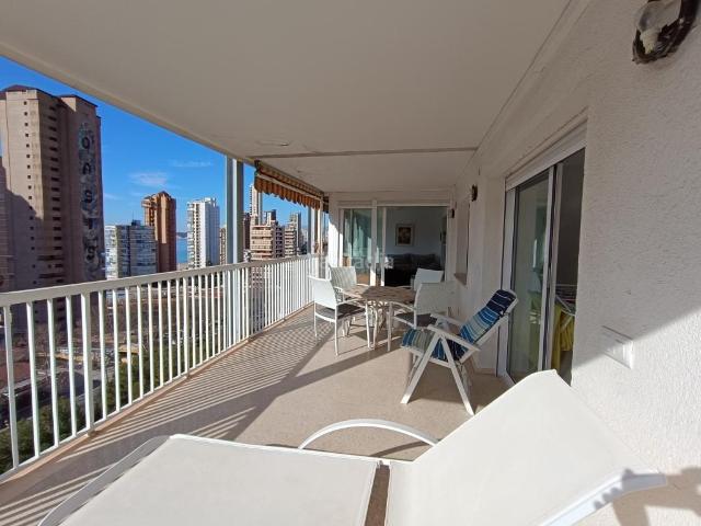 Piso en venta en Benidorm, Playa Levante. FANTÁSTICO PISO DE 3 DORMITORIOS Y 2 BAÑOS CON VISTAS AL MAR, PARKING COMUNITARIO Y PISCINA EN AV MEDITERRÁNEO. Pisos.