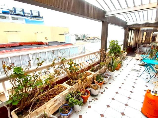 Piso en venta en Benidorm, Playa Levante. Se vende piso de cuatro dormitorios en primera linea de poniente. www.eurocenterinmobiliaria.com. Pisos.