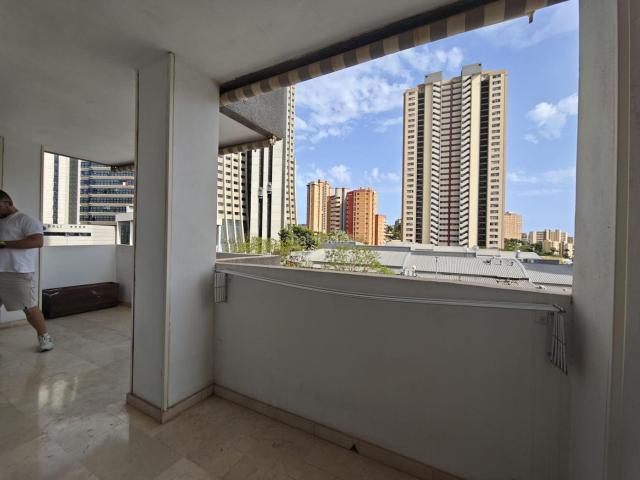 Piso en venta en Benidorm, Playa Poniente. Amplio piso de esquina con grande terraza, 3 dormitorios y plaza de garaje subterránea. Pisos.