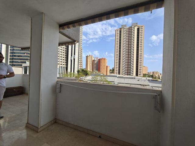 Piso en venta en Benidorm, Playa Poniente. Amplio piso de 3 dorm. en buen estado con balcón abierto en zona Hotel Bali. Pisos.