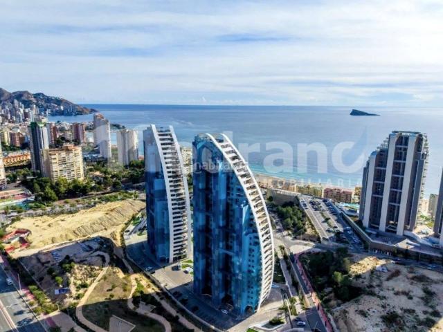 Piso en venta en Benidorm, Playa Poniente. Exclusivo apartamento de lujo con impresionantes vistas al mar Mediterráneo y al skyline de Benidorm. Pisos.
