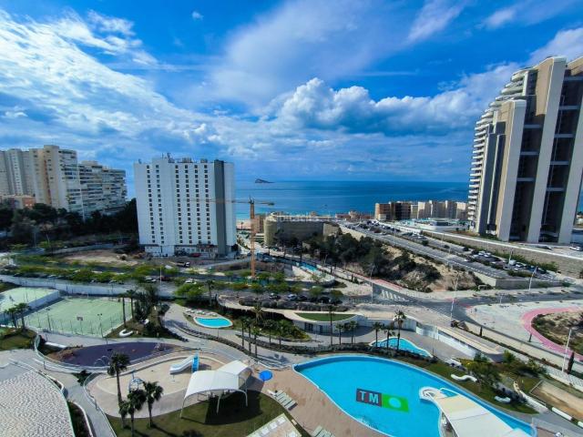 Piso en venta en Benidorm, Playa Poniente. Increible piso de lujo en moderna residencial Sunset Waves. Pisos.