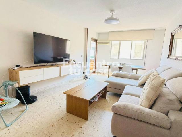 Piso en venta en Benidorm Poniente con terraza, orientación sur y ascensor