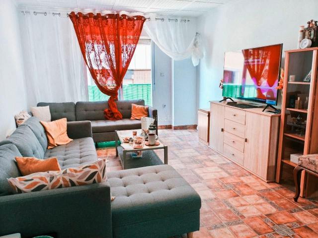 Piso en venta en Bigastro. Piso totalmente renovado y amueblado con gran patio privado en el centro de Bigastro. Pisos.