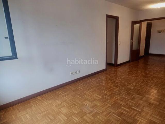 Piso en venta en Bilbao, Txurdinaga. Bilbao Txurdinaga. Inmobiliaria Mitxelena ofrece en exclusiva esta vivienda de 3 dormitorios, con 2 baños, ascensor, amplio traste. Pisos.