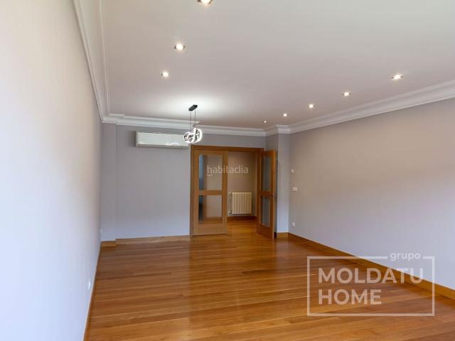 Piso en venta en Bilbao, Albia. Exclusiva vivienda en Paseo de Uribitarte con vistas panorámicas a la Ría. Pisos.