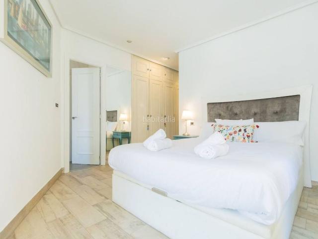 Piso en venta en Bilbao, Casco Viejo. Alta rentabilidad en Casco Viejo piso reformado con licencia turística frente a Plaza Unamuno, listo para generar ingresos desde e. Pisos.