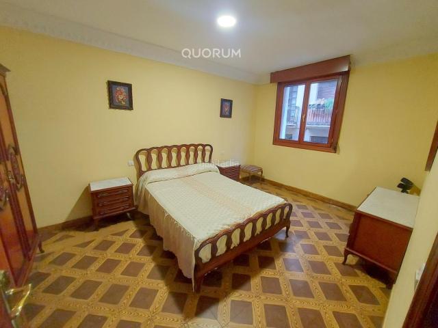 Piso en venta en Bilbao, Casco Viejo. Amplia Vivienda en el Casco Viejo Para Reformar. Pisos.